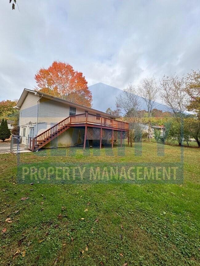 Building Photo - Three bedroom home in a quiet neighborhood!