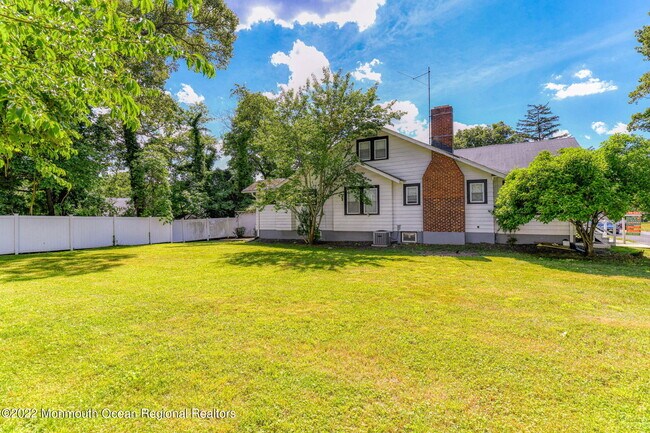 Building Photo - 212 Pinewood Ave