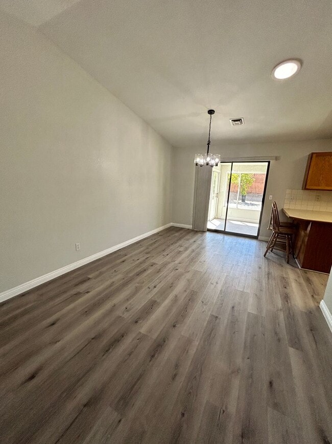 Building Photo - Unfurnished Home!