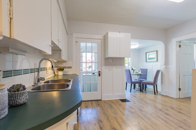 Photo du bâtiment - 481 W 19th Ave