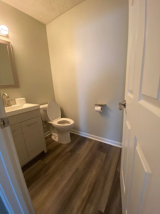 Building Photo - 2-Bedroom Townhome