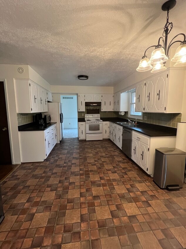 Building Photo - 121 S Regency Dr