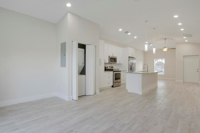 Foto del edificio - 1566 W 26th Ct