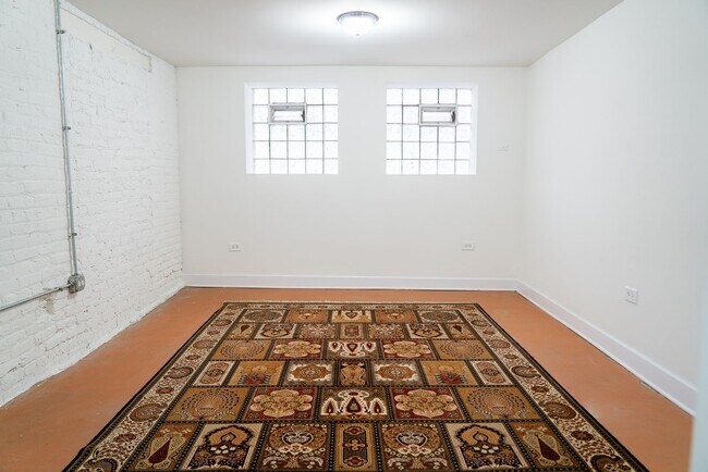 Foto del edificio - Uptown - English Garden, 1 Bed / 1 Bath - Central Heat & AC