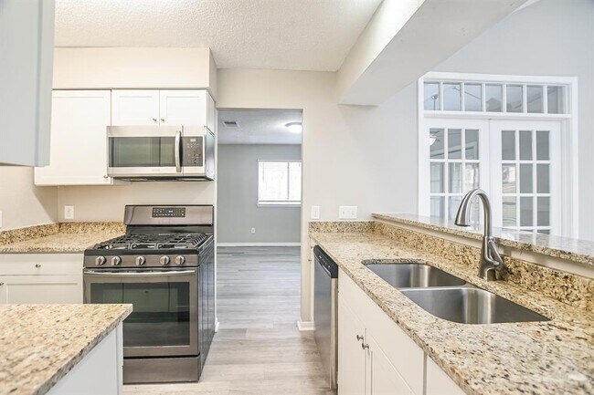 Building Photo - 9903 Brookside Dr