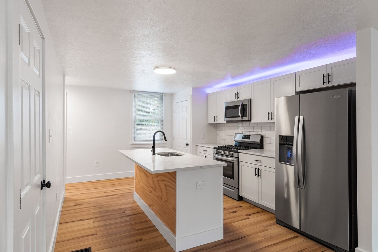 Primary Photo - Luxury 3 bed 2 bath, large courtyard, amazing south side flats location!