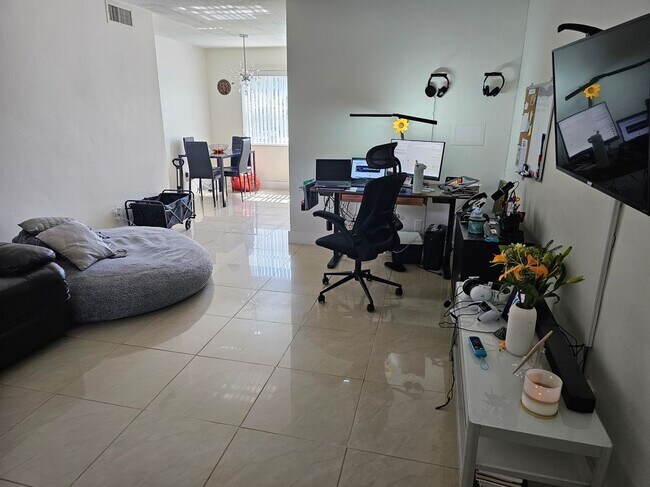 Foto del edificio - 900 Tallwood Ave
