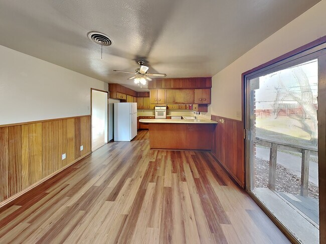 Building Photo - 3105 Phoenix Dr