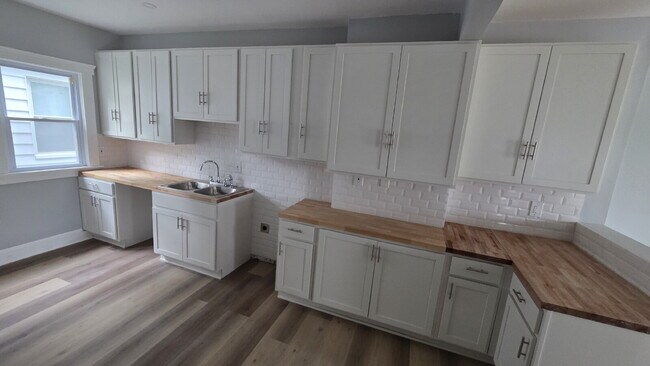 Building Photo - Exquisite 4 bed 3 bath with Air Conditioning