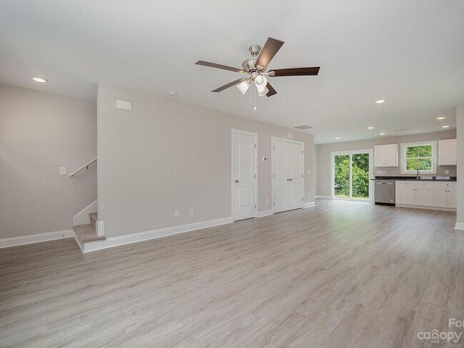 Building Photo - 3 Bedroom 2.5 Bath Townhome!! Deluxe Unit