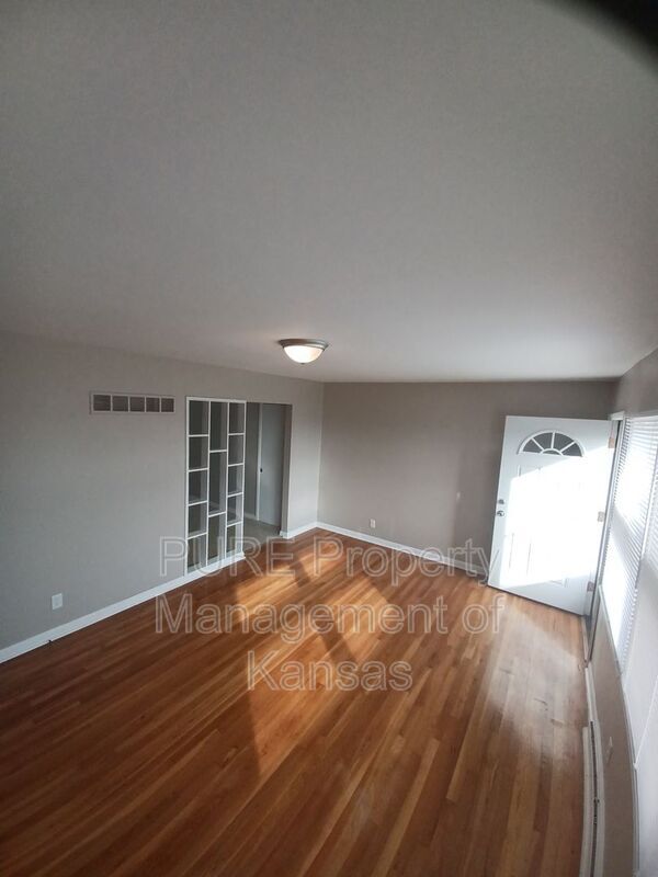 Building Photo - 2117 SW Van Buren St