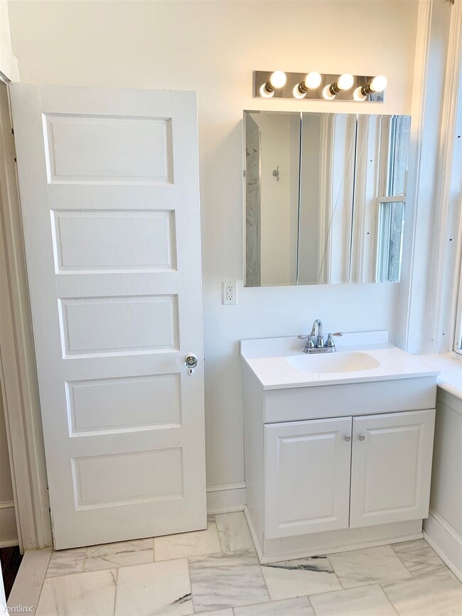 Building Photo - 1 br, 1 bath Apartment - 18 Park Pl Apt. 6