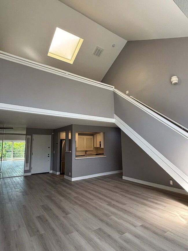 Building Photo - Two Masters Plus Loft Updated Condo in Long Beach