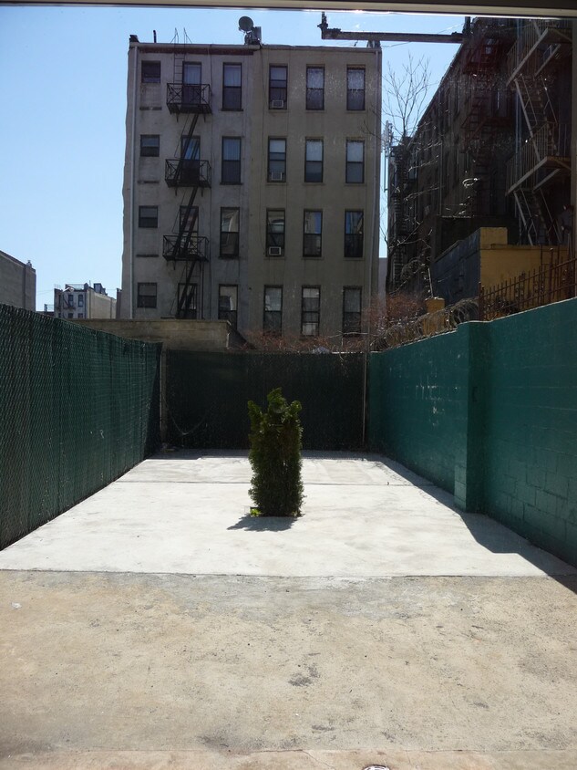 Private backyard - 156 E 109th St