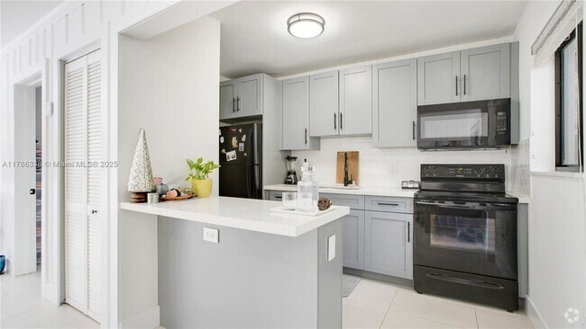 Building Photo - 1750 NE 144th St