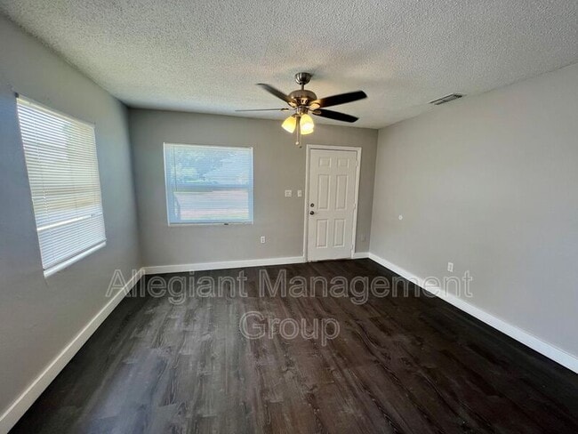 Building Photo - 4613 Edgewater Dr