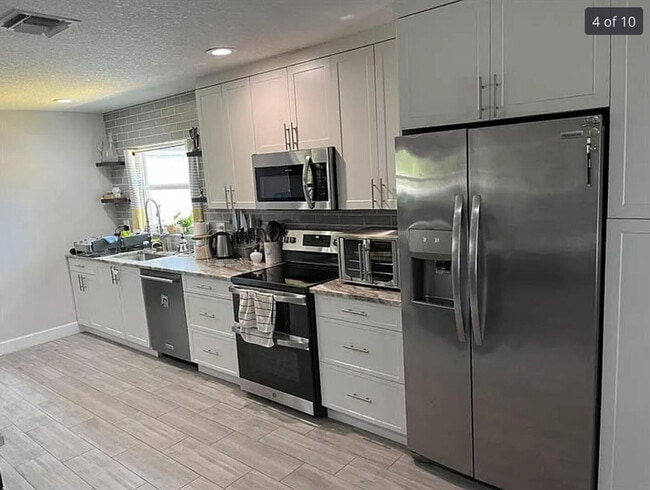 Building Photo - 208 Sandpiper Ave