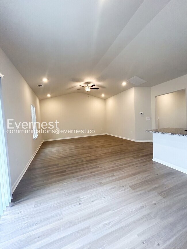 Foto del edificio - Charming Home with Garage and Driveway Parking /  3 Bed, 2 Bath / Section 8 Accepted / Available ...