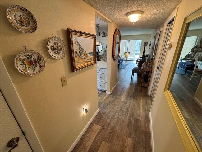 Building Photo - 1400 Tarpon Center Dr