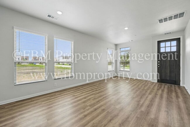 Building Photo - 2121 Luna Dr