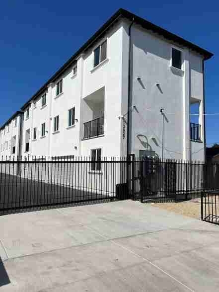 Foto principal - 13927 Chadron Ave