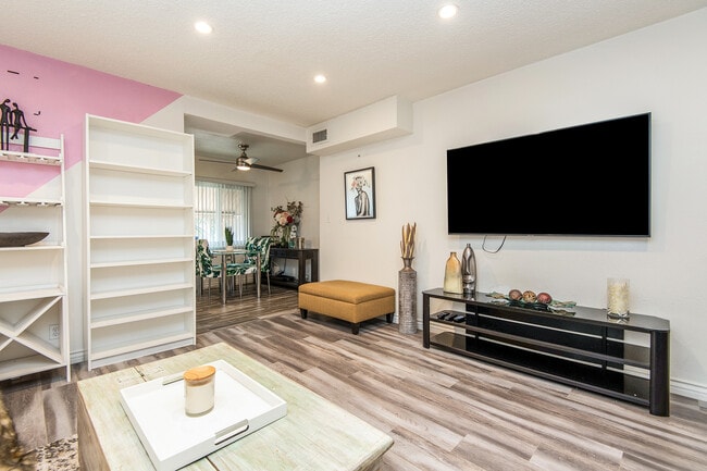 Building Photo - 917 E La Palma Dr