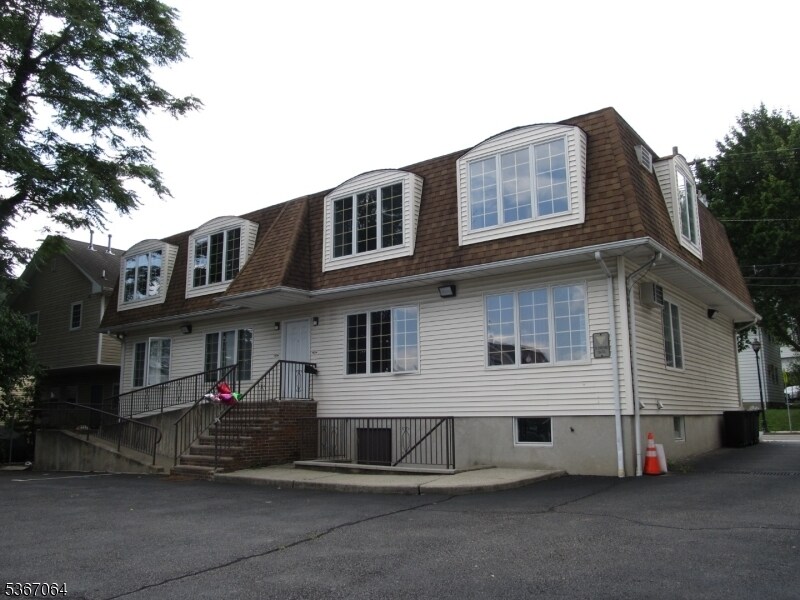 Foto del edificio - 119 Valley Rd