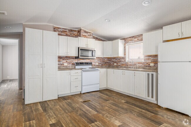 3BR, 2BA - 924SF - Kitchen - Crumley Farms