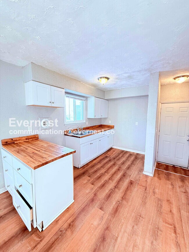 Building Photo - 4 Bed/1 Bath Home with Off-Street Parking / Pet-Friendly / Vouchers Accepted / Available Now!