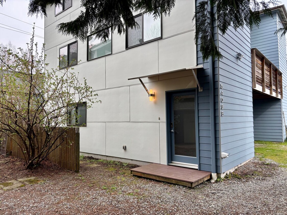 Foto principal - Bright & Modern End-Unit Townhome in Prime...