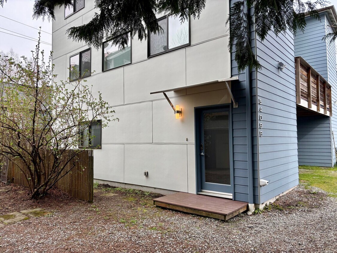 Primary Photo - Bright & Modern End-Unit Townhome in Prime...