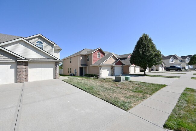 Building Photo - Nice Three bedrooms, 2.5 bath townhouse wi...