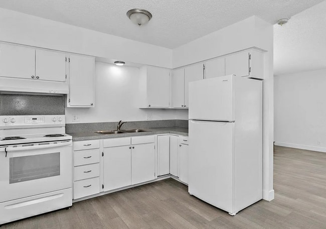 Building Photo - Affordable living at The Davis Apartments!