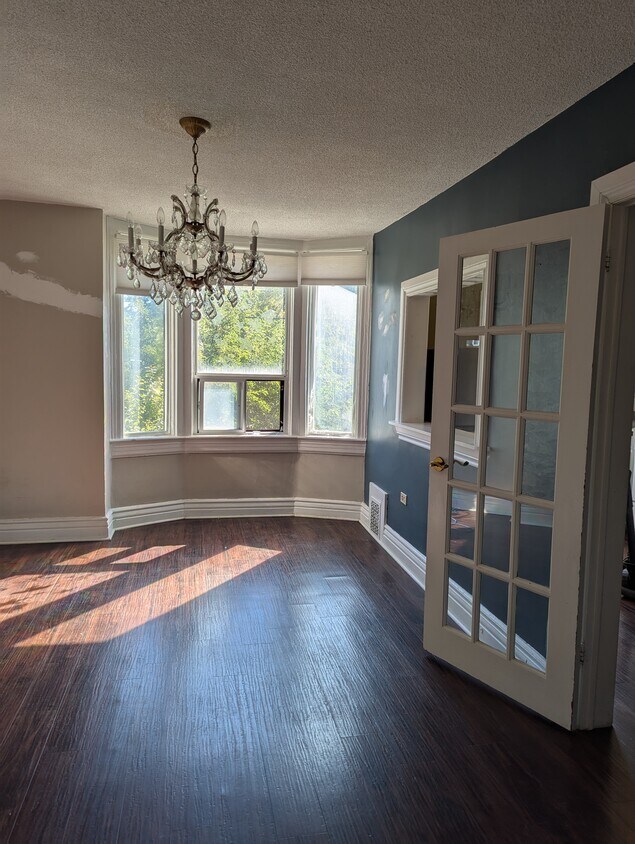 Grande salle à manger avec baie vitrée - 94 Aldwych Av