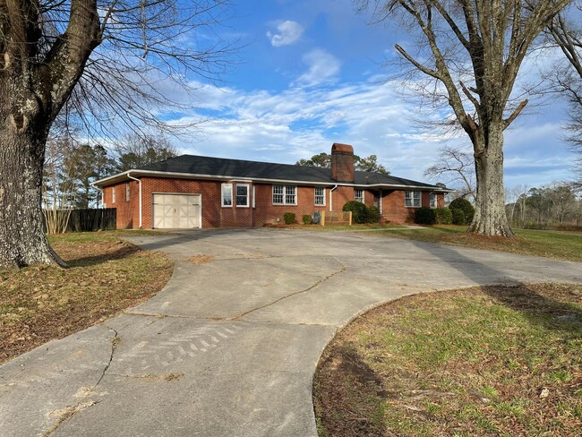 Building Photo - Executive 3/3 House in Coosa on Acreage $1...