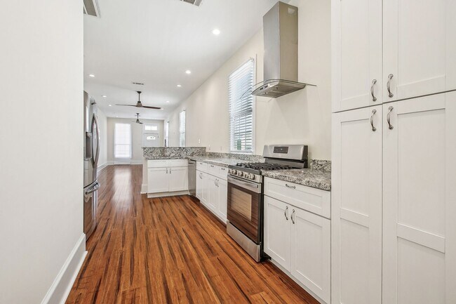 Foto del edificio - Better Price AND Reduced Deposit! Renovate...