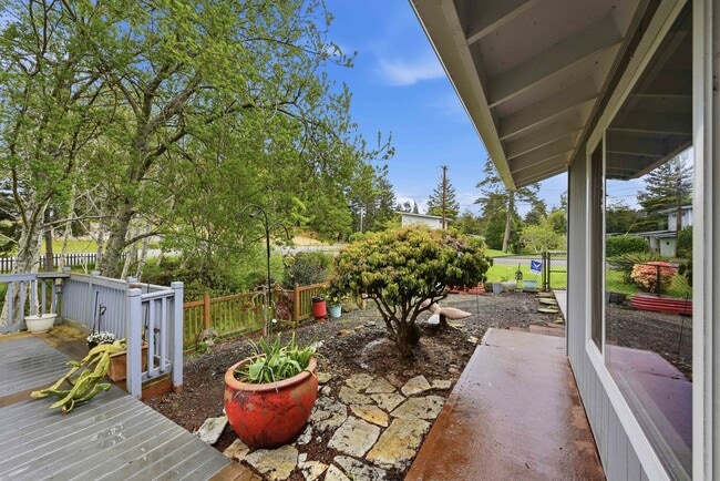 Building Photo - 3 Bedroom, 2 Bathroom Home with Plenty of Space