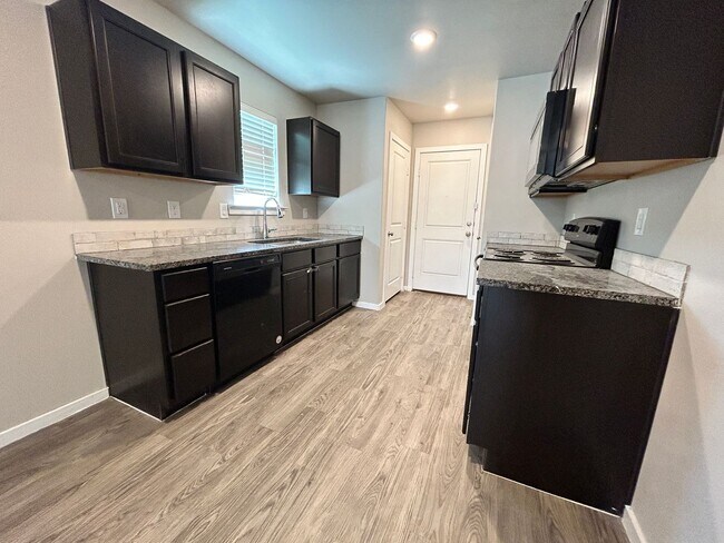 Building Photo - 3 bed 2 bath