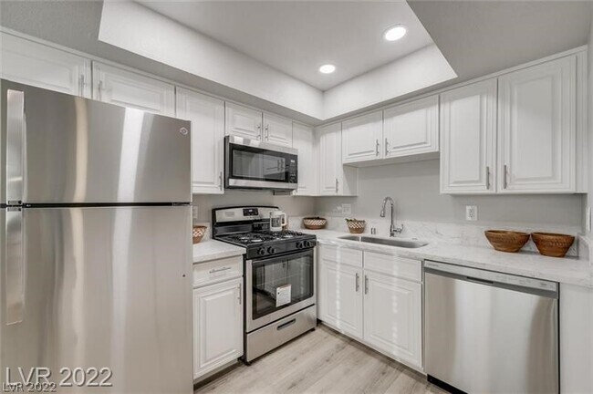 Building Photo - 853 Rock Springs Dr