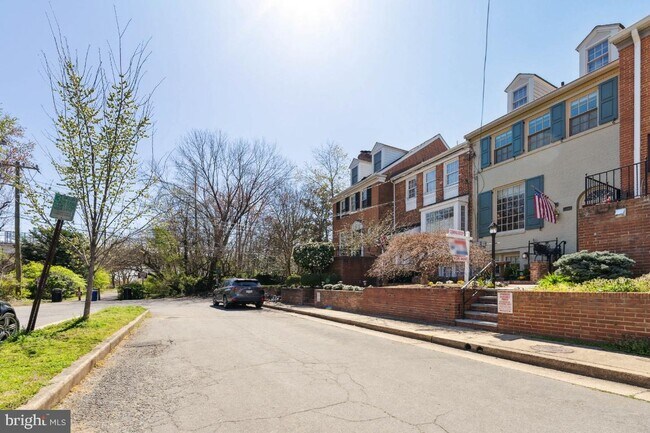 Building Photo - 915 S Lee St