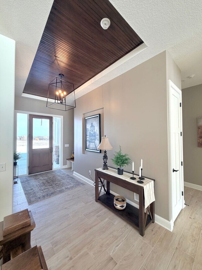 Foto del edificio - MUST SEE!  Gorgeous - Fully Furnished - New Construction Home in Delano.  No Detail Left To Be De...