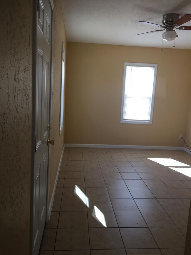 Building Photo - 5 Pine Creek Cir