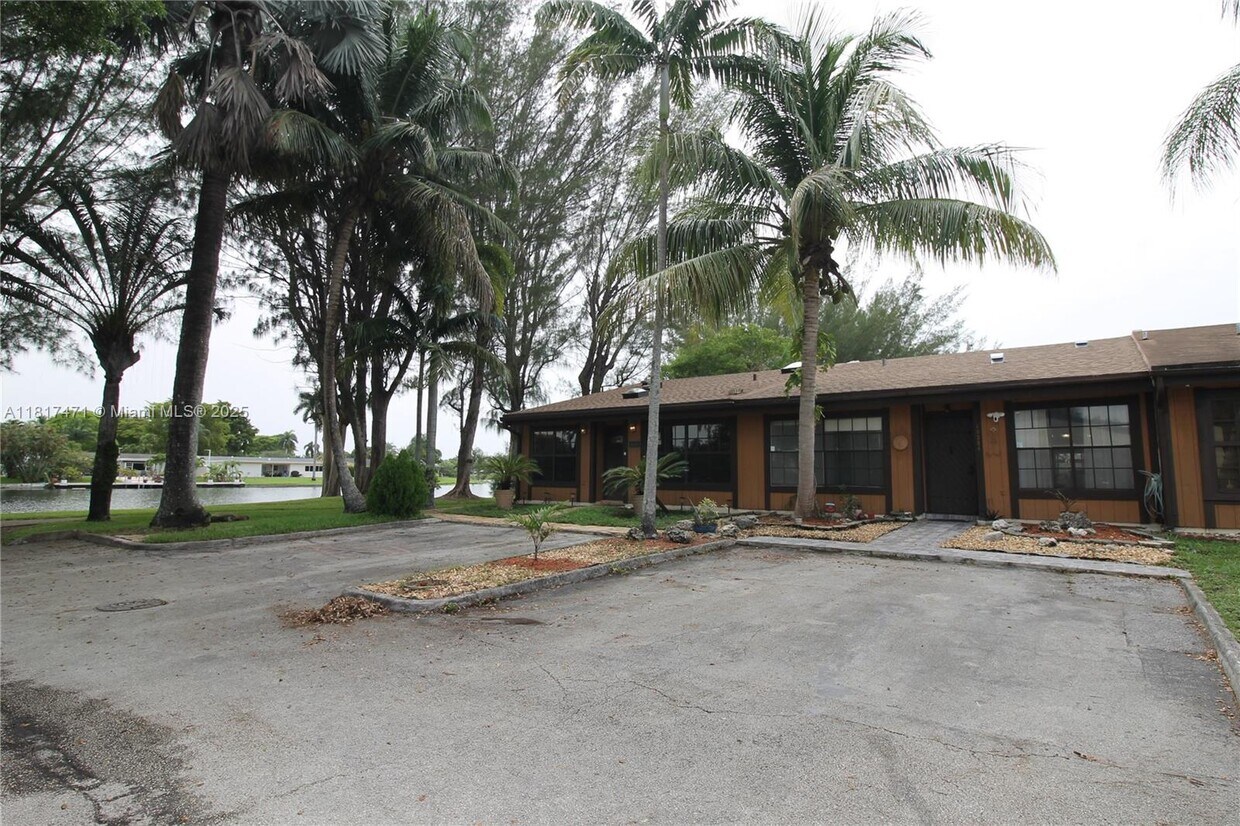 Primary Photo - 10351 Juniper Ct