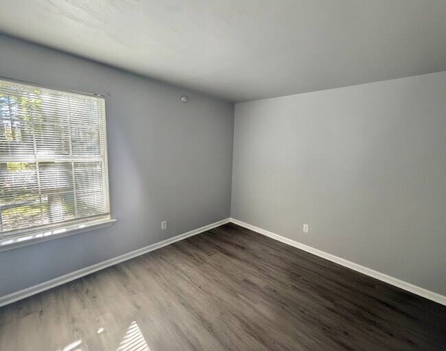 Foto del edificio - 2 Bedroom, 2 Full Bathroom Condo in Western Branch