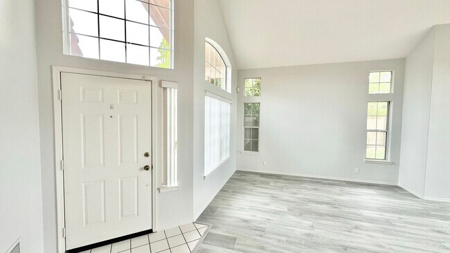 Foto del edificio - Awesome Two-Story Home, Recently & Freshly...