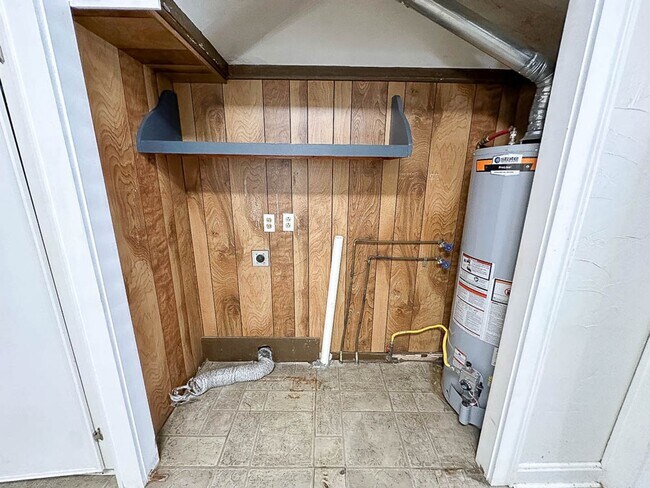 Building Photo - 3 bedroom house in Highland!
