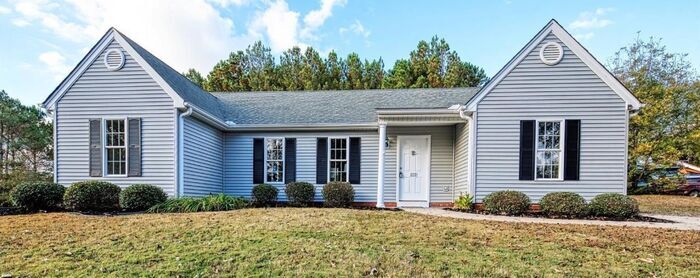 Primary Photo - 3 bedroom 2 bath home w/ LARGE backyard!!!