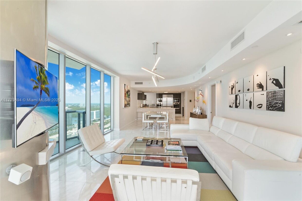 Foto principal - 17001 Collins Ave