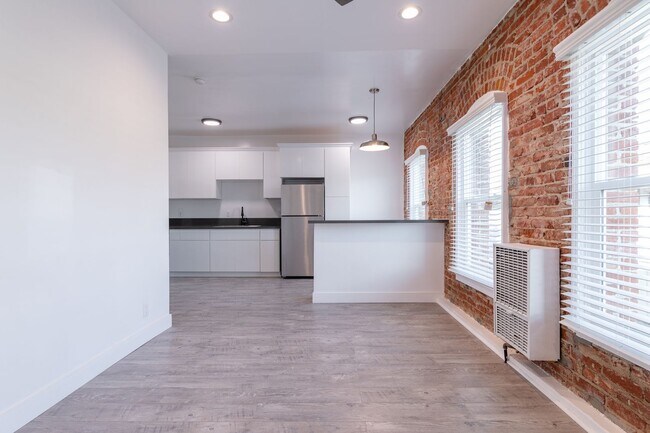 Foto del interior - Newly Remodeled Units with Brick Exposure