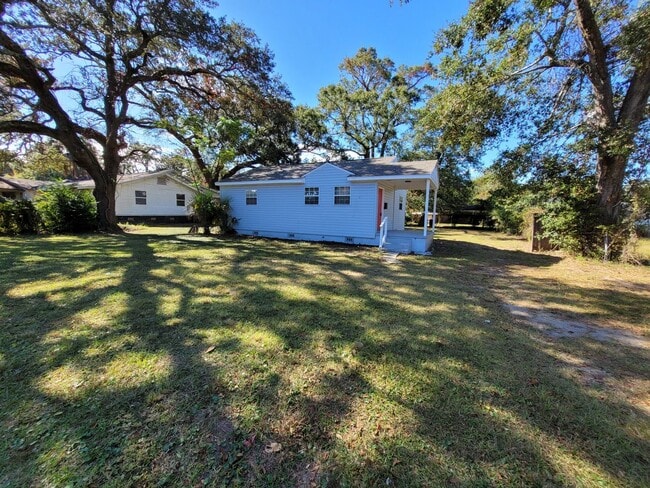 Building Photo - 1825 N. A Street Pensacola, FL 32501 Ask u...